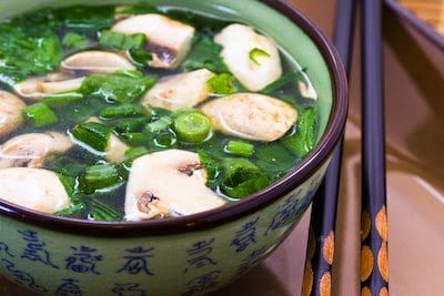 Healing Soup, Cibo Asiatico, Homemade Chicken Stock, Spinach Soup, Detox Soup, Asian Soup, Ginger Recipes, Low Sodium Chicken Broth, Onion Recipes