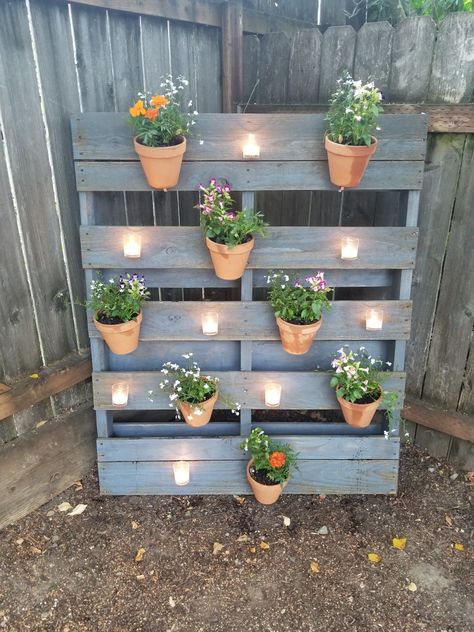 Palette Planter, Pallet Garden Ideas Diy, Pallet Garden Walls, Easy Small Garden Ideas, Palette Garden, Herb Garden Pallet, Pallet Projects Garden, Pallet Planter, Corner Garden