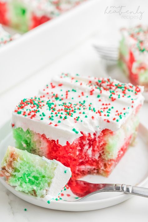 Christmas Jello Poke Cake, Christmas Poke Cake Recipes, Christmas Poke Cake, Pole Cake, Christmas Potluck Dishes, Christmas Potluck Ideas, Cake Cravings, Poke Cake Jello, My Heavenly Recipes