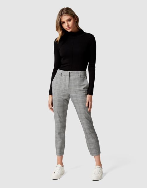 Checkered Grey Pants Outfit, Grey Check Pants Outfit Women, Gray Pants Outfit Casual, Grey Plaid Pants Outfit, Grey Trousers Outfit Women, Check Pants Outfit, Checked Trousers Outfit, Grey Dress Pants Outfit, Patterned Pants Outfit