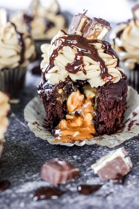 Snickers Cupcakes – Lolo Home Kitchen Snickers Cupcakes With Filling, Manly Cupcakes, Snickers Cupcake, Cupcakes Stuffed, Snickers Cupcakes, Snicker Cupcakes, Stuffed Cupcakes, Chocolate Cupcakes Moist, Caramel Bits