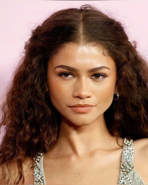 15+Beautiful Celebrities Fashion Ideas - Fashion Tips Tricks Zendaya Eyebrows, Celebrities Fashion, Nail Stuff, Blowout Hair, Makeup Clothes, Zendaya Coleman, Beautiful Angel, Face Forward, Green Carpet