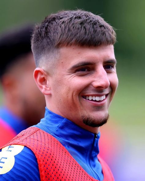 Chelsea Fc Players, Men Fade Haircut Short, Mason Mount, Mens Fade, Faded Hair, His Smile, Hair Icon, Soccer Guys, Fade Haircut