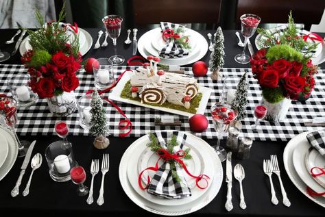 Christmas Table Ideas Rustic, Black And White Christmas Table Setting, Red And Black Christmas Table Decor, Christmas Table Settings Black And White, Black White And Red Christmas Decor Table Settings, Christmas Picnic Ideas Table Settings, Black And White Buffalo Plaid Christmas Table, Christmas Table Setting With Buffalo Plaid, Buffalo Plaid Christmas Tablescape