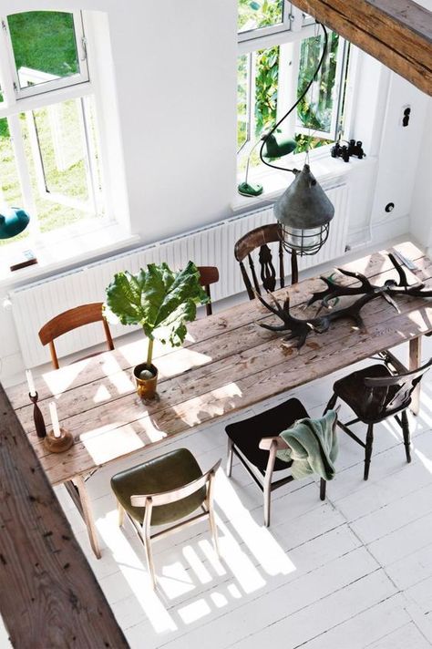 Nicest Interiors Timber Dining Table, Countryside Cottage, Casa Vintage, Dining Room Inspiration, Industrial House, Vintage Chairs, Deco Table, Rustic Dining, Dining Room Design