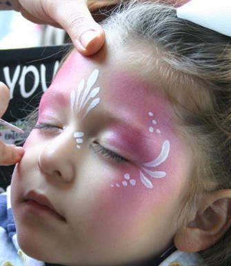 . Ballerina Face Paint, Princess Makeup For Kids, Carnival Face Painting Ideas, Princes Makeup, Princess Face Painting, Ballerina Makeup, Girl Face Painting, Kids Carnival, Princess Makeup