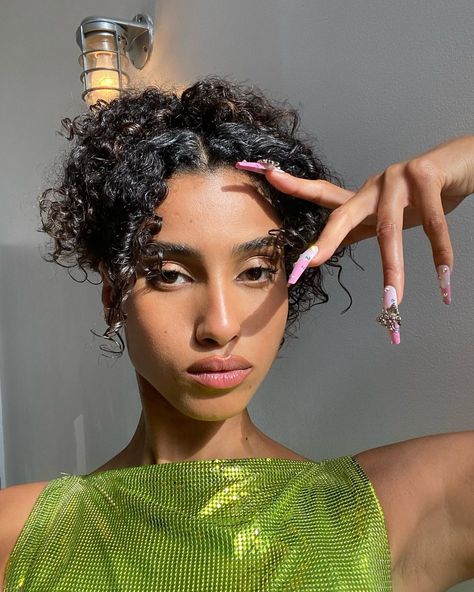 Imaan Hammam Style, Imaan Hammam, Short Locs Hairstyles, Beautiful Curly Hair, Locs Hairstyles, Inspiration Style, Scandal, Maquillaje De Ojos, Monster High