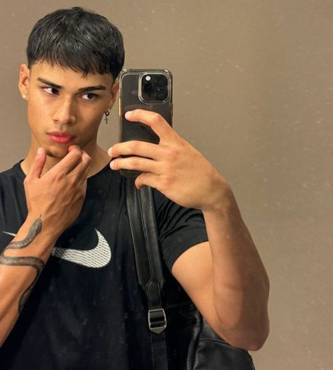 Portuguese Guys, David Vasquez, Selfie Ideas Men, Latino Man, Taper Fade Haircut, Latino Men, Cool Lighters, Short Hair Undercut, Corte De Cabelo Masculino