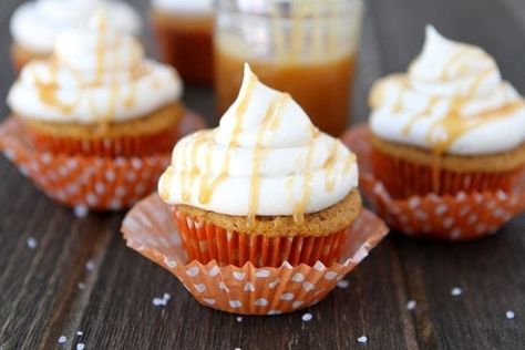 Brown Butter Pumpkin Cupcakes with Salted Caramel Frosting Butterbeer Cupcakes, Pumpkin Cupcake Recipes, Salted Caramel Frosting, Cupcakes Decorados, Caramel Frosting, Spice Cake Mix, Pumpkin Caramel, Cinnamon Cream Cheese Frosting, Kraft Recipes