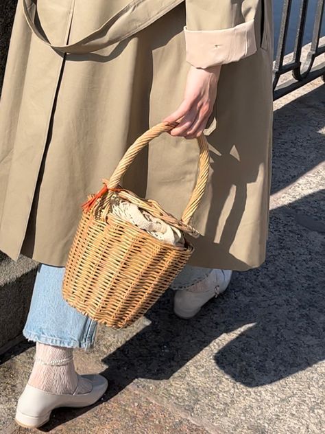 Straw Purse Outfit, Purse Photography, Purse Outfit, Rattan Baskets, Basket Purse, Straw Purse, Rattan Basket, Basket Bag, Travel Outfit