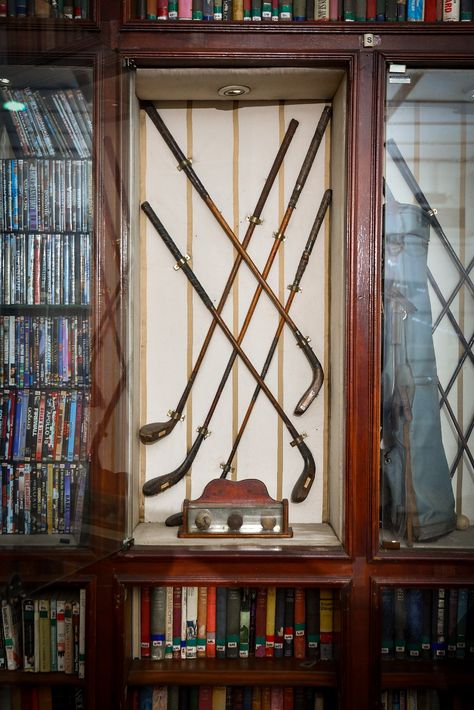 Antique Golf Club Display, Vintage Golf Club Display, Golf Club Decor, Vintage Golf Room, Golf Club Display, Golf Display, Wooden Golf Clubs, Sports Memorabilia Display, Golf Office