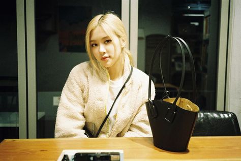 Park Rosé Rosé Ig Update, Rosé Instagram Update, Instagram Roses, Rosé Instagram, Park Rosé, Rose Park, 1 Rose, Park Chaeyoung, Celine Luggage Bag