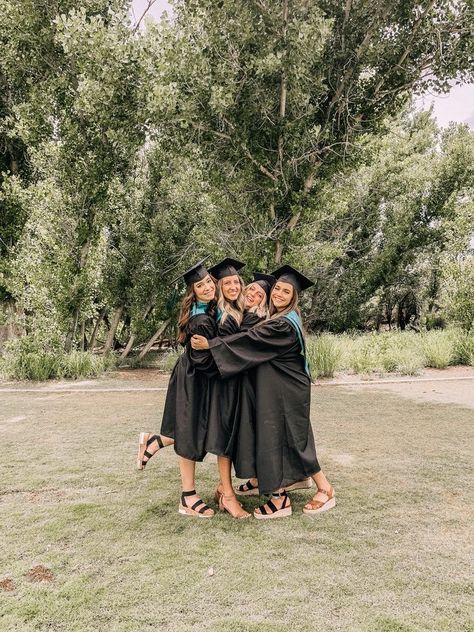 Grad Pic Poses With Friends, Graduation Photoshoot Friends, Graduation Photoshoot With Friends, Graduation Poses With Friends, Graduation Group Photo Ideas, Graduation Pictures With Friends, Convocation Photography, Graduation Pic Ideas, College Graduation Pictures Poses