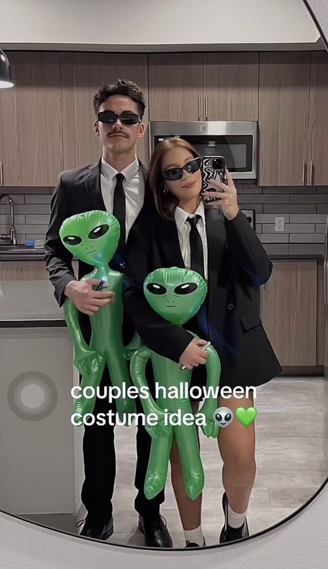 Et Couples Costume, Celebrity Halloween Costumes Couples, Men And Black Couple Costume, Couple Costume Ideas 2024, Halloween Couple Costumes Simple, Costume Party Couple, Couples Halloween Costume From Movies, Couple Halloween Costumes Characters, Vampire And Werewolf Couple Costume