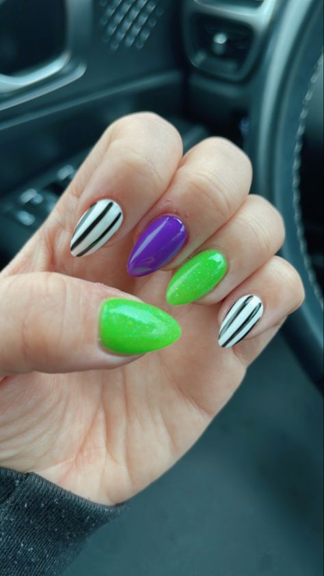 Short Beetlejuice Nails Simple, Bettle Juice Nail Designs, Beetlejuice Short Nails, Beetlejuice Nail Art Short, Simple Bettle Juice Nails, Beetle Juice Nails, Beatle Juice, Halloween Nails Diy, Halloween Nail Designs