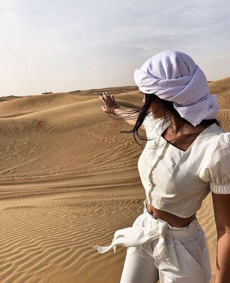 Keffiyeh Aesthetic, Dubai Desert Outfit, Desert Aesthetic Fashion, Desert Safari Outfit, Desert Photoshoot Outfit, Desert Outfit Ideas, Dream Self, Egypt Outfits, Desert Photoshoot Ideas