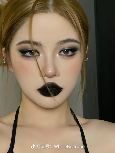 Goth Korean Makeup, Goth Anime Makeup, Douyin Alt Makeup, Douyin Goth Makeup, Gothic Douyin Makeup, Black Lipstick Makeup Looks, Goth Douyin Makeup, Black Lipstick Aesthetic, Black Lip Makeup