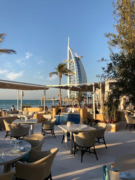 Dubai Fits, Madinat Jumeirah, Rooftop Dining, Dubai Architecture, Dubai Holidays, Dubai Vacation, Beach Restaurant, Dubai Aesthetic, Restaurant Seating