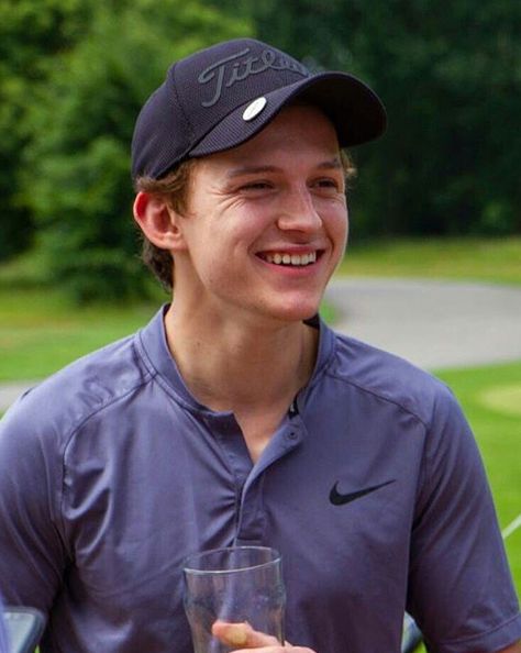 Tom Holland golfing is my sexuality 😍😍😍 Harrison Osterfield, Golf Clothes, Tom Holland Peter Parker, Tom Holland Spiderman, Men's Toms, Tommy Boy, Spiderman Homecoming, Peter Parker, To Be Happy