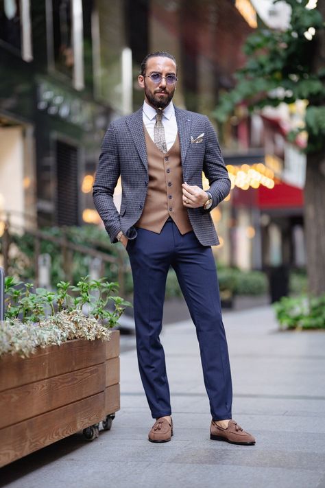 Vest And Pants, High End Shoes, Navy Blue Suit, Dapper Style, Pure Elegance, Navy Suit, Men's Jackets, Jacket Vest, Peak Lapel