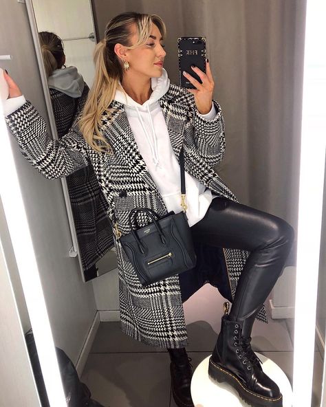 FREYA KILLIN. on Instagram: “This white hoodie has been the best thing I’ve ever purchased, just look at my 56 outfits wearing it. Lol. Hoodie - @prettylittlething…” Freya Killin, Martens Outfit, Winter Mode Outfits, Dr Martens Outfit, Doc Martens Outfit, Mode Ootd, Modieuze Outfits, Hoodie Outfit, Mode Inspo