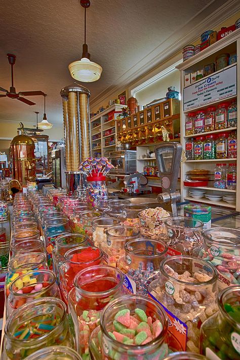 Vintage Candy Store, Old Fashion Candy, Candy Store Design, Candy Stores, Wholesale Candy, Penny Candy, Old Fashioned Candy, Food Stations, Candy Girl