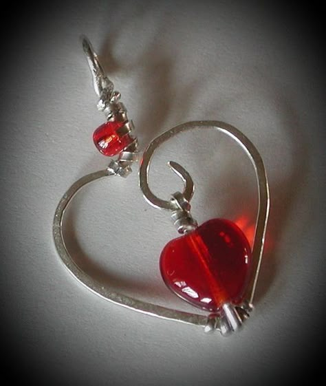 ❤ Wire Jewelery, Wire Heart, Bijoux Fil Aluminium, Bead Diy, Rustic Romance, Diy Wire Jewelry, Wire Work Jewelry, Handmade Wire Jewelry, Work Jewelry