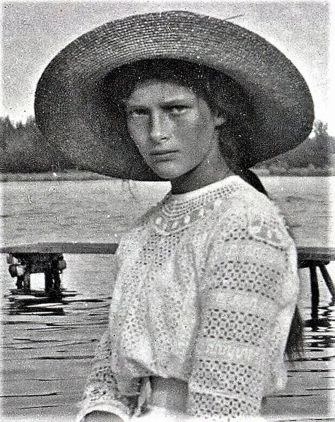 Tatiana, the second eldest Romanov sister is seen here during one of her family’s summer cruises. Tatiana was widely regarded to be “the most beautiful” of all the Romanov sisters. Her hair was said to be dark auburn and she had blue-grey eyes. It was also said that of all the sisters she most closely resembled their mother. Grand Duchess Tatiana, Grand Duchess Tatiana Nikolaevna Of Russia, Tatiana Romanov, Familia Romanov, Tatiana Nikolaevna, Alexei Romanov, Photos Rares, Romanov Sisters, House Of Romanov