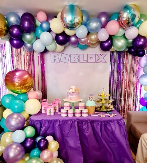 Simple and easy ideas for a Roblox Birthday Party decoration. Girly Roblox Party, Roblox Themed Birthday Party Decoration, 7th Birthday Theme Girl Party Ideas, Roblox Bday Party Ideas, 9th Birthday Party Ideas For A Girl, 9 Birthday Party Ideas Girl, Roblox Party Ideas Girl, Roblox Birthday Party Ideas Decor, 10th Birthday Party Ideas Girl