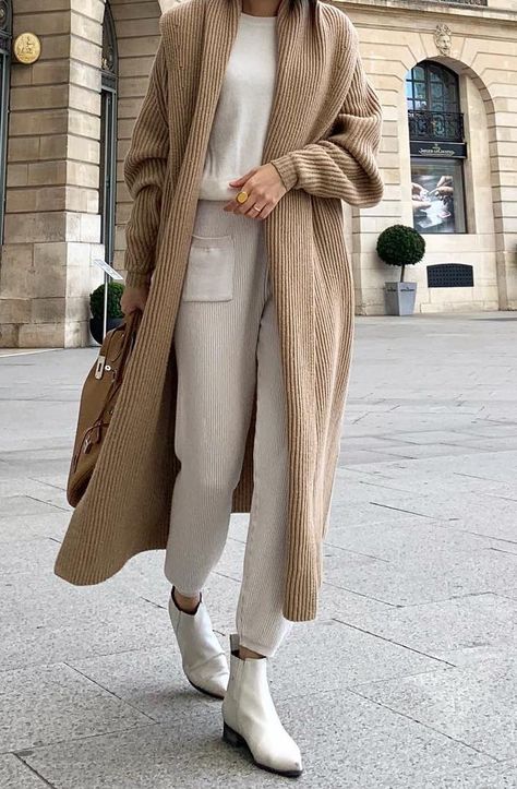 love the cropped pants with ankle boots and the extra long sweater.....layered look Minimalistic Outfits, Look Zara, Minimalistic Style, Stil Inspiration, Ținută Casual, Mode Ootd, Street Style Winter, Modieuze Outfits, White Boots