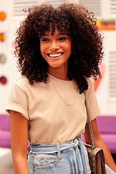 Proof That Curly Hair Girls Can Wear Bangs Too Curly Natural Curls, Curly Hair Pictures, Curly Bangs, Curly Hair Photos, Hair Girls, Curly Girl Hairstyles, Curly Hair Inspiration, Types Of Curls, Curly Hair With Bangs