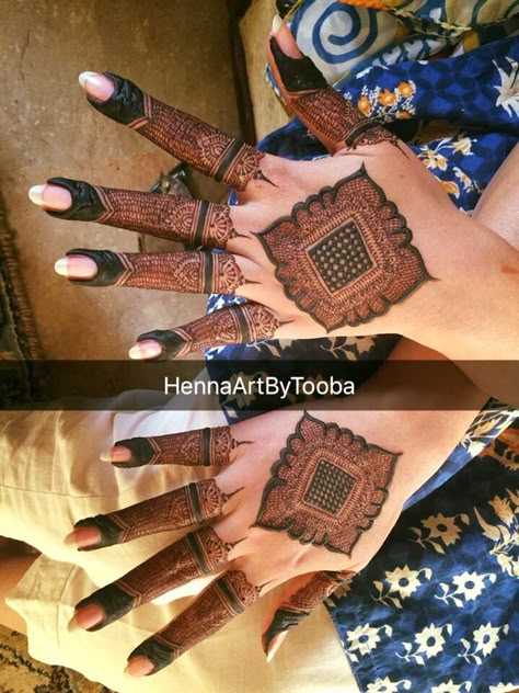 Mehndi For Sister Marriage, Bride Sister Mehendi Design, Kashi Mehndi Designs, Mehndi For Sister Engagement, Brides Sister Mehndi Design, Henna Designs For Brides Sister, Mehndi Designs For Sister Of Bride, Kashee's Mehndi Designs, Simple Mehndi Designs Fingers