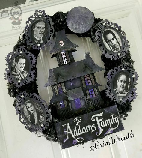 Addams Family Decor, Halloween Addams Family, Gothic Bookshelves, Adams Family Halloween, Gothic Crafts, Home Sweet Haunted Home, Classic Wreath, Autumn And Halloween, Pastel Halloween