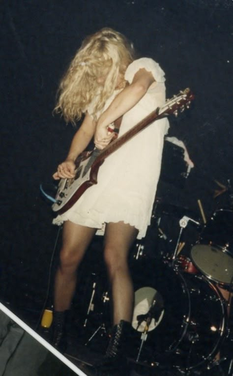 Kat Bjelland, Hippie Grunge, Grunge Band, Peter Pan Collar Dress, Grunge Vibes, Riot Grrrl, Courtney Love, Grunge Girl, Bleach Blonde