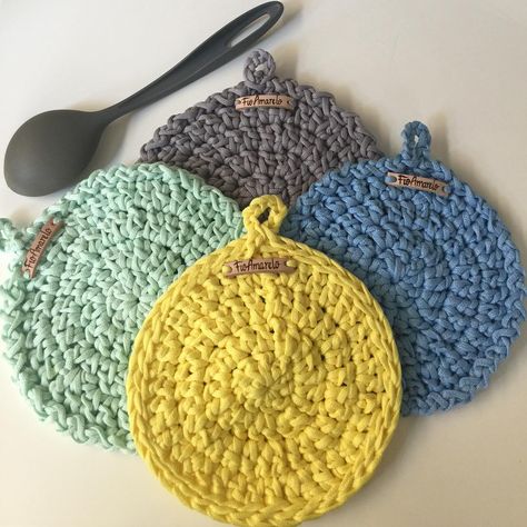 Descanso de panela: 30 modelos, como fazer e onde comprar Yellow Heart, Diy And Crafts, Crochet Earrings, No Instagram, Macrame, Coin Purse, Crochet Hats, Amigurumi, Dye