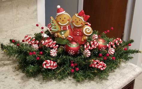 Gingerbread Flower Arrangement, Gingerbread Centerpiece Ideas Diy, Gingerbread Table Decor, Gingerbread Centerpiece Ideas, Christmas Table Centerpieces Diy, Gingerbread Centerpiece, Christmas Crafts Diy Gifts, Christmas Table Decorations Diy, Cup Decoration