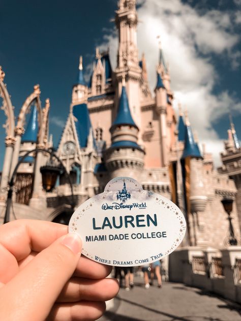 Dcp Pictures, Disney Worker Aesthetic, Disney World Aesthetic Characters, Disney World Cast Member, Disney College Program Pictures, Disney Collage Program, Disney College Program Aesthetic, Disney Internship, Disney International Program