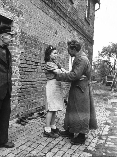 German POW Heinz Pelschner is reunited with his wife after being released by the Americans, June 1945. Both British and Americans moved fast to release the bulk of German POWs since the logistics of keeping them at POW camps was prohibitive. Only those who were flagged by intelligence or were discovered to hold senior ranks remained incarcerated awaiting further interrogation and processing. History Nerd, Interesting History, Jolie Photo, History Lessons, Historical Events, Dieselpunk, Military History, World History, Historical Photos