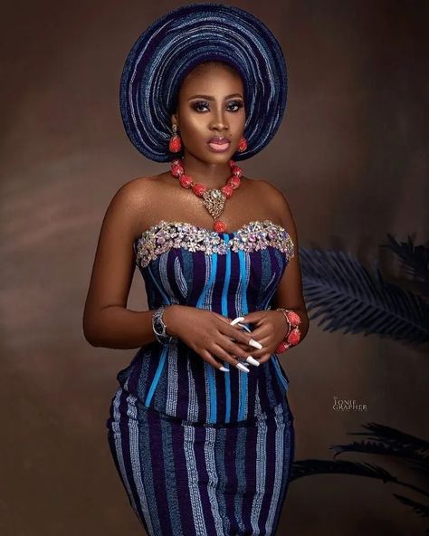 36 Gorgeous Aso Oke Styles for the Chic Yoruba bride – Svelte Magazine Asooke Corset Styles, Asoke Styles For Brides, Aso Oke Dress Styles, Aso Oke Dress, Corset Ankara, Aso Oke Styles, Dress Styles For Ladies, Northern Kente, Ankara Corset