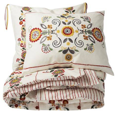 ÅKERKULLA duvet set - Its pattern was inspired by traditional Swedish wreaths and medallions.  Switch up the look by flipping to its contrasting side. Swedish Home, Swedish Cottage, Swedish Decor, Swedish Style, Swedish House, Ikea Home, Scandinavian Folk Art, Spare Bedroom, Dressing Tables