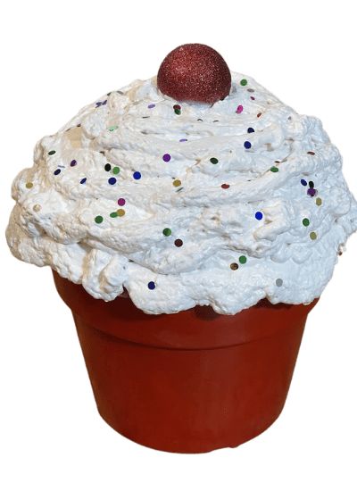 Giant DIY Outdoor Cupcake Decoration - Danelia Design Cupcakes Decoration Diy, Christmas Present Decoration, Wedding Dessert Bar, Candy Decorations Diy, Outdoor Christmas Diy, Candy Themed Party, Christmas Decorations Centerpiece, Outside Christmas Decorations, Red Christmas Ornaments