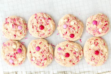 Soft and Delicious Cake Batter Cookies-Elisabeth and Butter Elisabeth And Butter, Cake Batter Cookies, Recipe Cake, Cookie Dough Balls, Delicious Cake, My Funny Valentine, Valentine's Day Quotes, Cake Flavors, Cookie Scoop