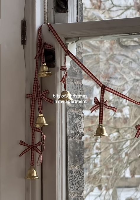 How To Decorate For January, Martha Stewart Christmas, Winter Garland, Yule Christmas, Astuces Diy, Christmas Decor Inspiration, Cottage Christmas, Christmas Time Is Here, Christmas Inspo