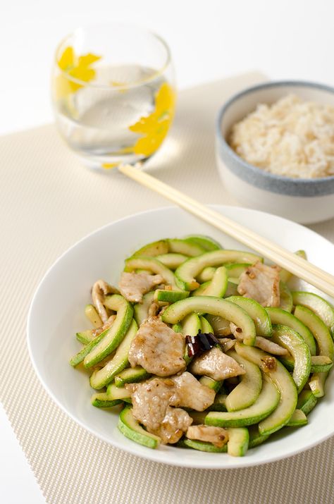 Zucchini and Pork Stir-Fry Pork Zucchini Stir Fry, Zucchini Stir Fry, Asian Side Dishes, Cooking Chinese Food, Authentic Chinese Recipes, Pork Stir Fry, Easy Asian, Easy Chinese Recipes, Marinated Pork