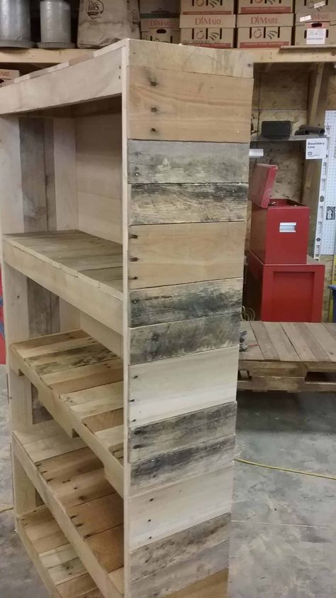 Cheap Diy Bookshelves, Rc Workshop, Pallet Bookshelves, Square Watermelon, Upcycle Wood, Pallet Bookshelf, Pallet Building, Wooden Pallet Furniture, Pallet Shelves