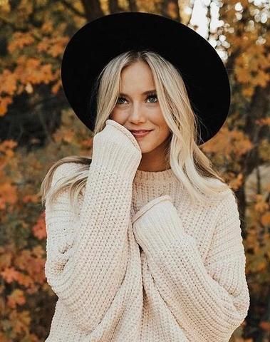 Fall Photoshoot Outfits, Dahlia Black, Gigi Pip, Fall Pics, Fall Shoot, Fall Portraits, Winter Travel Outfit, Senior Photo Outfits, Pose Fotografi