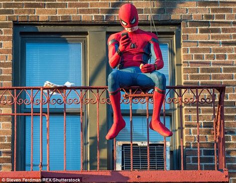 Spidey's downtime: The star was also seen sitting on the balcony's ledge while eating a snack and texting on his mobile phone Spider Man Homecoming 2017, Spidey Sense, Marvel One Shots, Marvel Dr, Spider Man Homecoming, Tom Holland Peter Parker, Tom Holland Spiderman, Spiderman Homecoming, Dc Movies