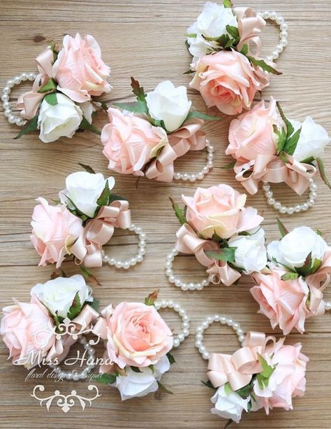 White Bridal Shower Theme, Prom Flowers Corsage, Bridal Ornaments, Outdoor Tent Wedding, Diy Corsage, Flower Garland Wedding, Wedding Card Frames, Fun Bridal Shower Games, Bridal Brooch Bouquet