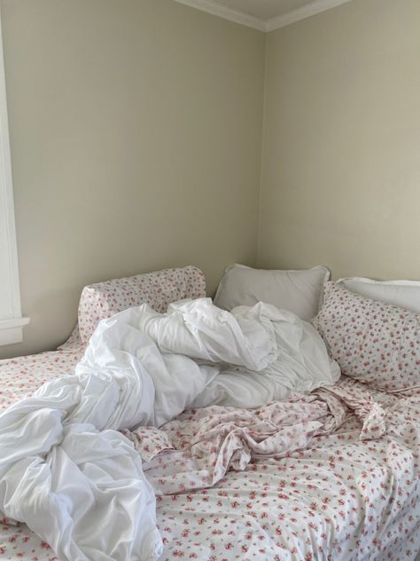 White Comforter Floral Sheets, Bedroom Ideas White Comforter, Patterned Sheets White Comforter, Pink Floral Sheets Aesthetic, Small Floral Bedding, White Comforter Pink Sheets, Dainty Floral Sheets, Pink Floral Bed Sheets, Pink And White Bed Sheets