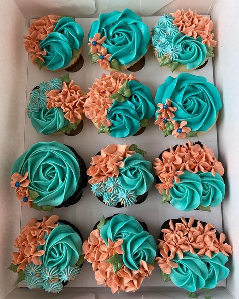 Carmen Golberg | Blues and teals 👍🏻😊 . . . . #cupcakes #cupcakedecorating #cupcakeoftheday #bluecupcakes #cakeoftheday #cakesofig #cakesofinsta… | Instagram Teal And Orange Cupcakes, Teal Cupcakes, Orange Cupcakes, Blue Cupcakes, Frosting Techniques, Floral Cupcakes, Wedding Cakes With Cupcakes, Buttercream Flowers, Orange Cake